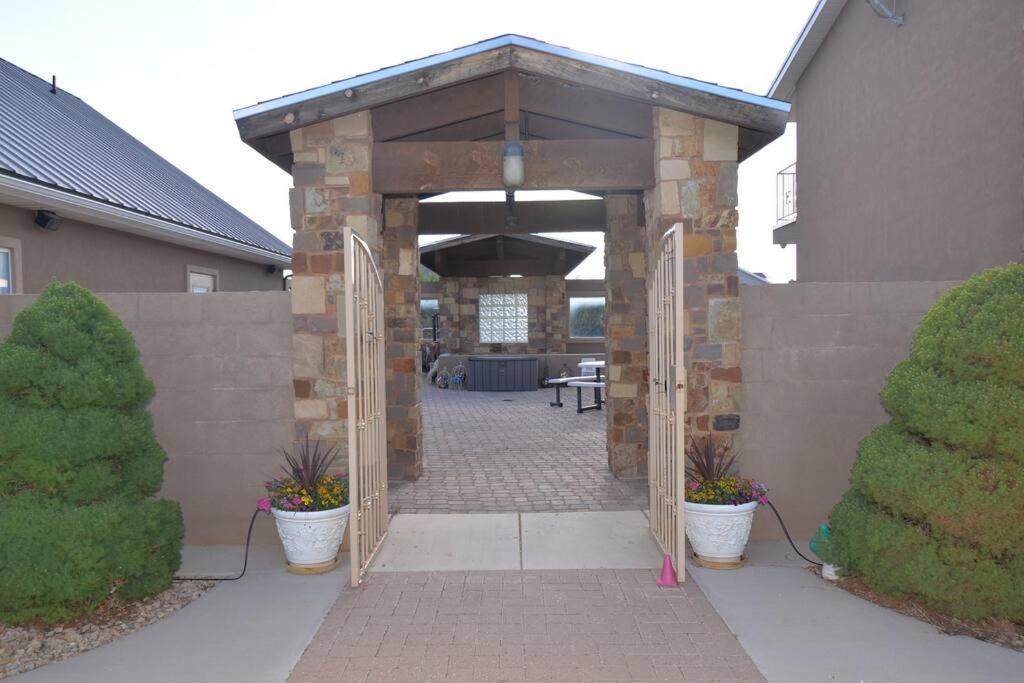 Tacit Shadow Resort Shangri-La King Suite, Gym, Coffee Bar, Hot-Tub, Free Laundry, Food Available Parowan Exterior photo