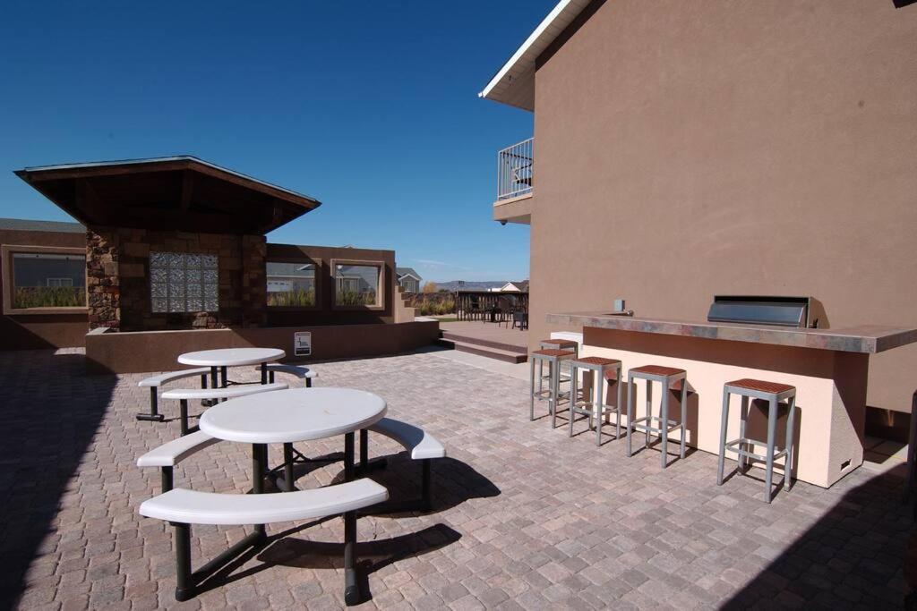 Tacit Shadow Resort Shangri-La King Suite, Gym, Coffee Bar, Hot-Tub, Free Laundry, Food Available Parowan Exterior photo