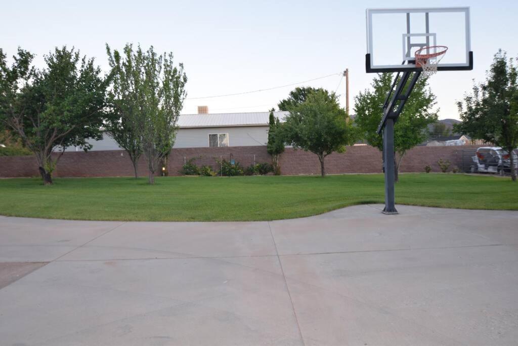 Tacit Shadow Resort Shangri-La King Suite, Gym, Coffee Bar, Hot-Tub, Free Laundry, Food Available Parowan Exterior photo